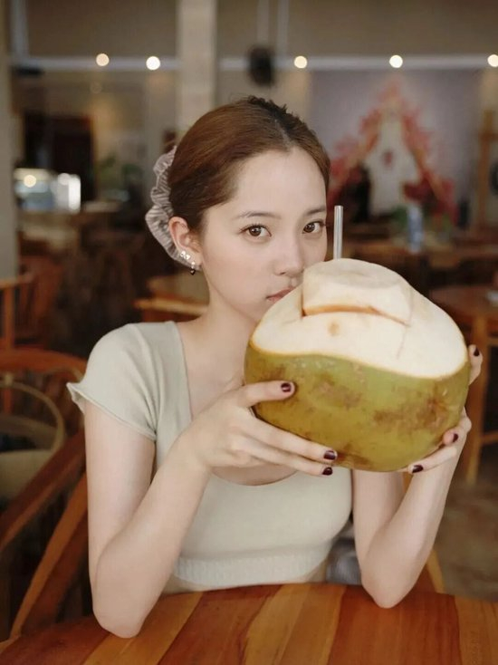 欧阳娜娜艺术感随拍__深入欧阳娜娜