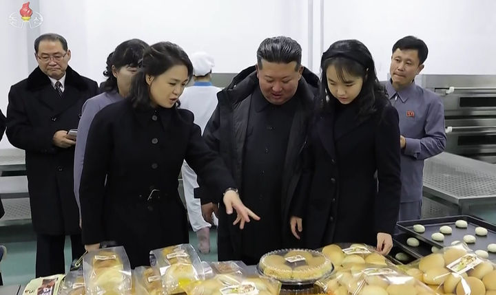 宋佳携女儿亮相_袁成杰大婚女儿首亮相_