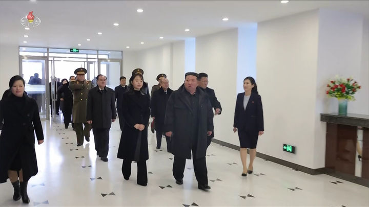 宋佳携女儿亮相_袁成杰大婚女儿首亮相_