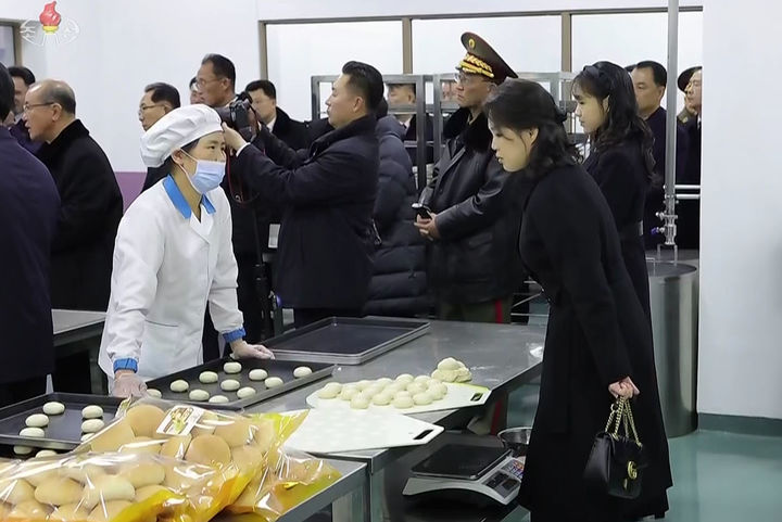 宋佳携女儿亮相_袁成杰大婚女儿首亮相_