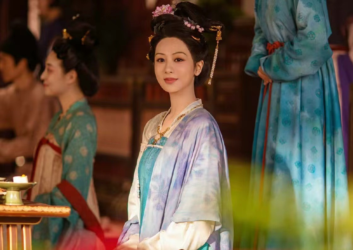 嫩帅直播杨紫芳华拉满是哪一期__水嫩倍现臻美套装