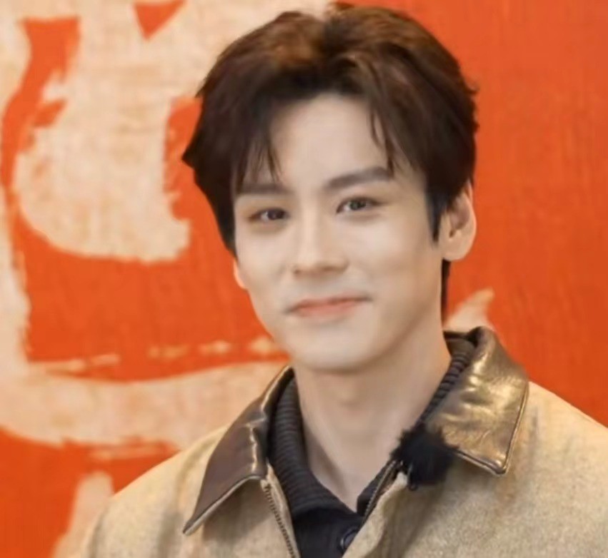 _嫩帅直播杨紫芳华拉满是哪一期_水嫩倍现臻美套装