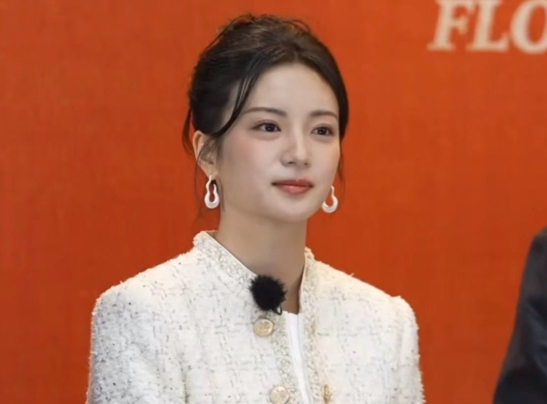 嫩帅直播杨紫芳华拉满是哪一期_水嫩倍现臻美套装_