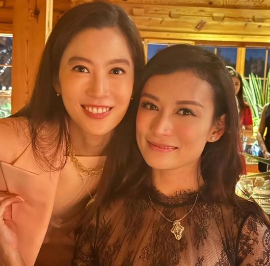 她用自己的真实经历为我们讲述了童话故事的另一种模样__她用自己的真实经历为我们讲述了童话故事的另一种模样