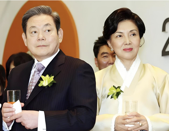 她用自己的真实经历为我们讲述了童话故事的另一种模样__她用自己的真实经历为我们讲述了童话故事的另一种模样