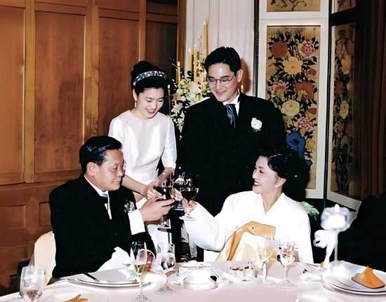 _她用自己的真实经历为我们讲述了童话故事的另一种模样_她用自己的真实经历为我们讲述了童话故事的另一种模样