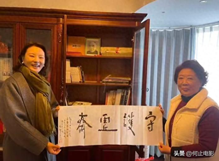 刘芳菲登门向庞叔令道歉!眼里满是泪光,庞叔令拿出一柜子藏品来