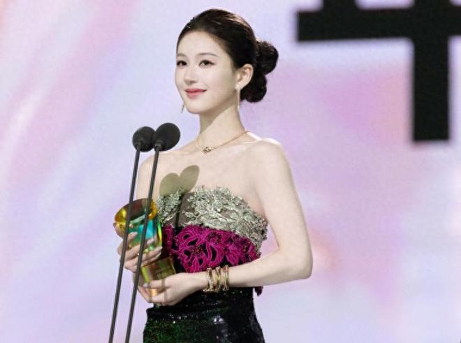 《恋人》要空降？造型也是赵露思搭的，会成下个《许我耀眼》吗