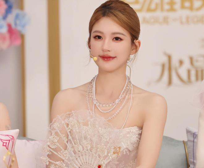 _《恋人》要空降?造型也是赵露思搭的,会成下个《许我耀眼》吗_《恋人》要空降?造型也是赵露思搭的,会成下个《许我耀眼》吗