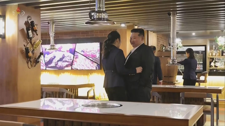 _金正恩带闺女视察核潜艇制造！12岁千金穿皮草大衣真霸气，太吸睛_金正恩带闺女视察核潜艇制造！12岁千金穿皮草大衣真霸气，太吸睛