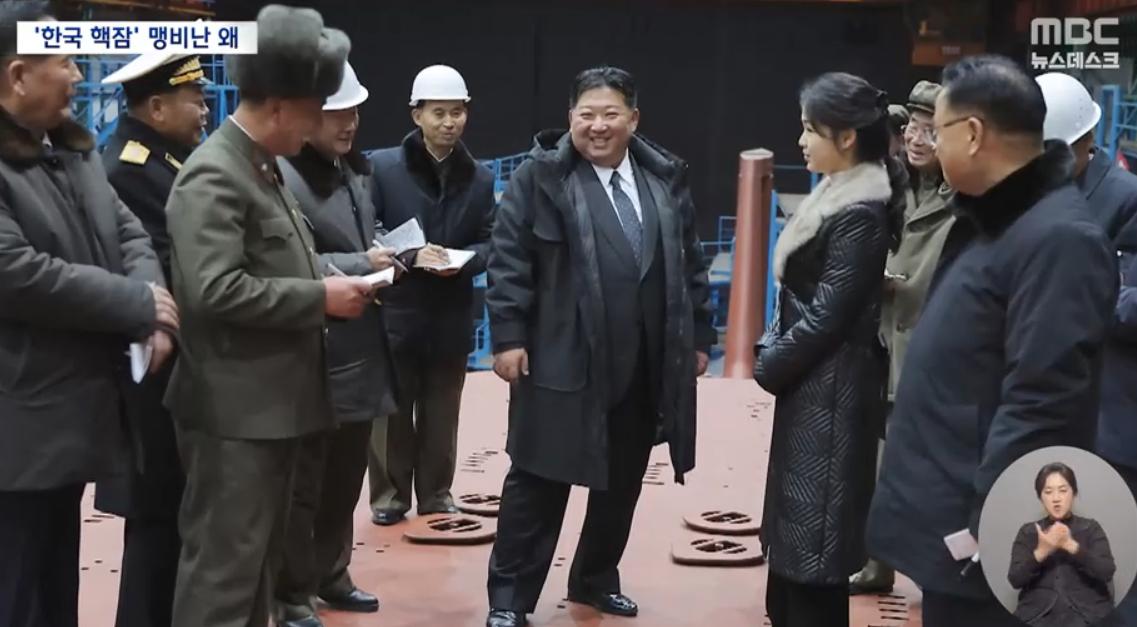 金正恩带闺女视察核潜艇制造！12岁千金穿皮草大衣真霸气，太吸睛__金正恩带闺女视察核潜艇制造！12岁千金穿皮草大衣真霸气，太吸睛