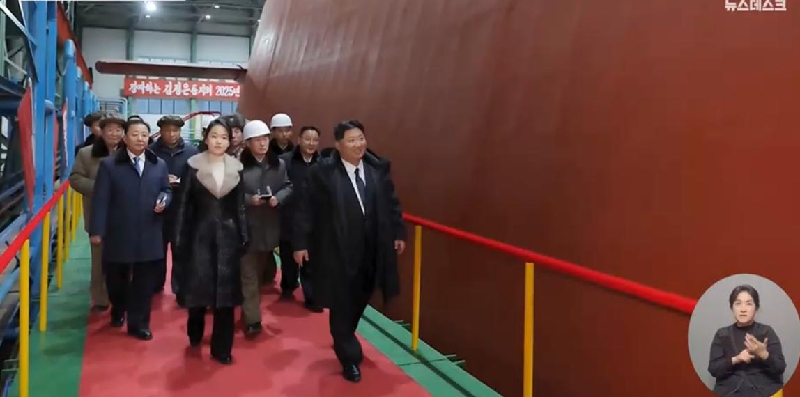 金正恩带闺女视察核潜艇制造！12岁千金穿皮草大衣真霸气，太吸睛__金正恩带闺女视察核潜艇制造！12岁千金穿皮草大衣真霸气，太吸睛