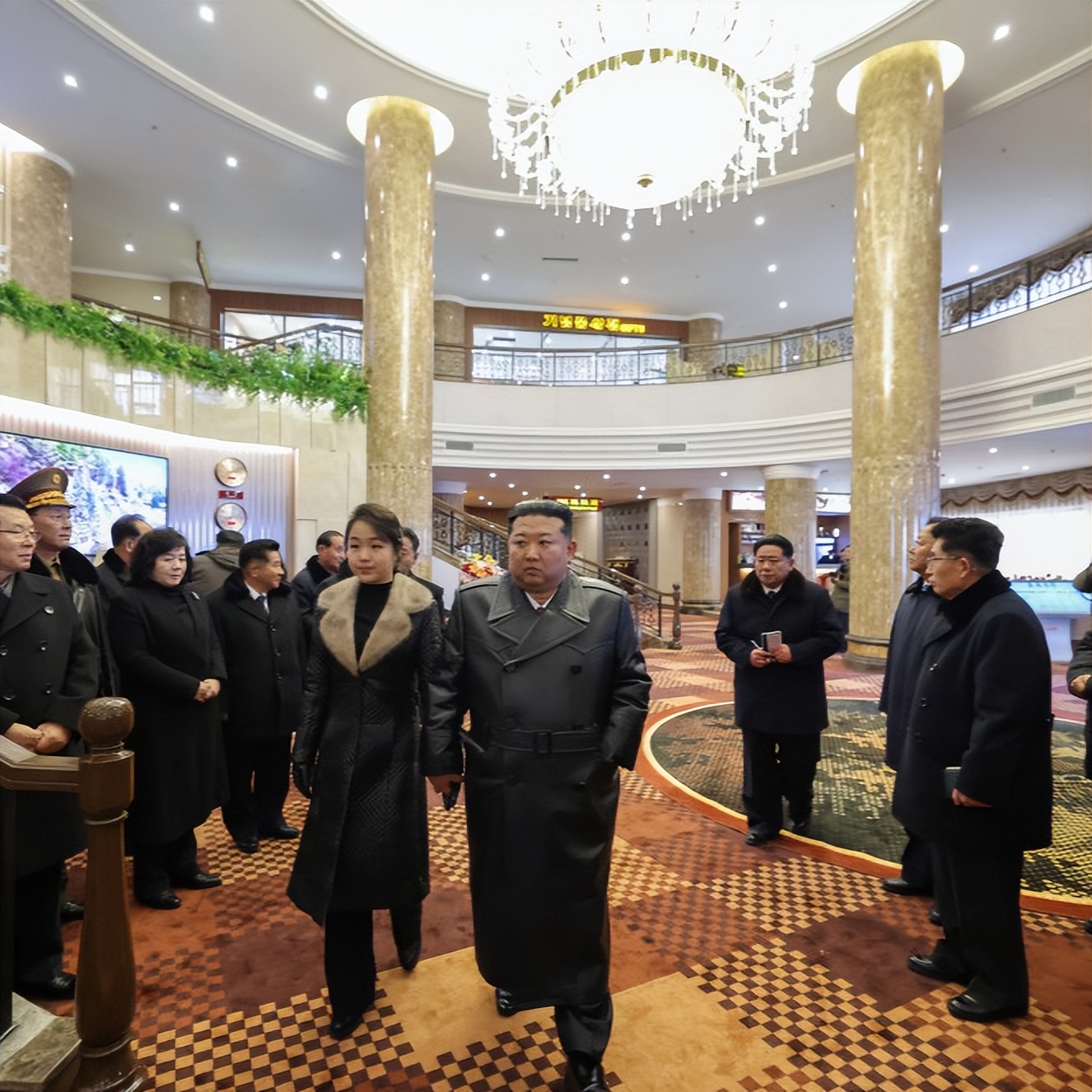 金正恩带闺女视察核潜艇制造！12岁千金穿皮草大衣真霸气，太吸睛_金正恩带闺女视察核潜艇制造！12岁千金穿皮草大衣真霸气，太吸睛_