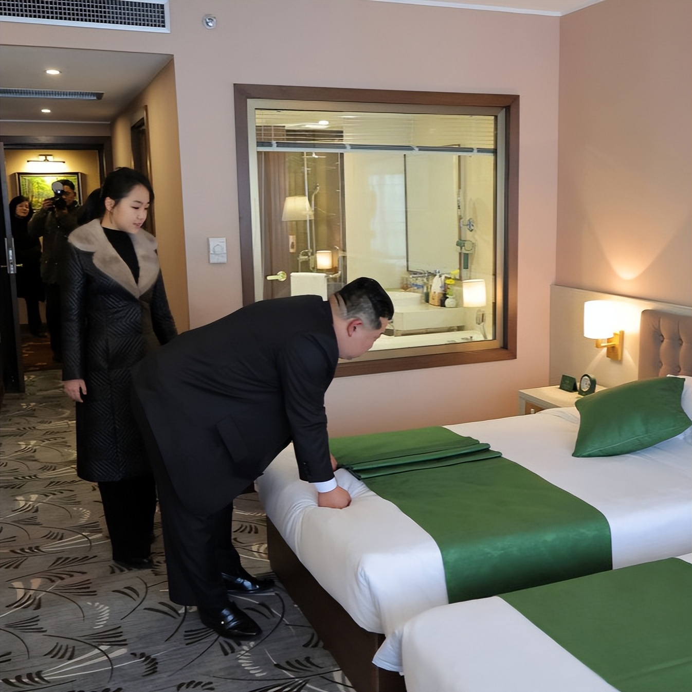 _金正恩带闺女视察核潜艇制造！12岁千金穿皮草大衣真霸气，太吸睛_金正恩带闺女视察核潜艇制造！12岁千金穿皮草大衣真霸气，太吸睛