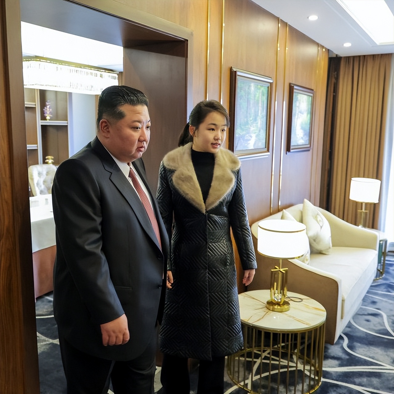 _金正恩带闺女视察核潜艇制造！12岁千金穿皮草大衣真霸气，太吸睛_金正恩带闺女视察核潜艇制造！12岁千金穿皮草大衣真霸气，太吸睛