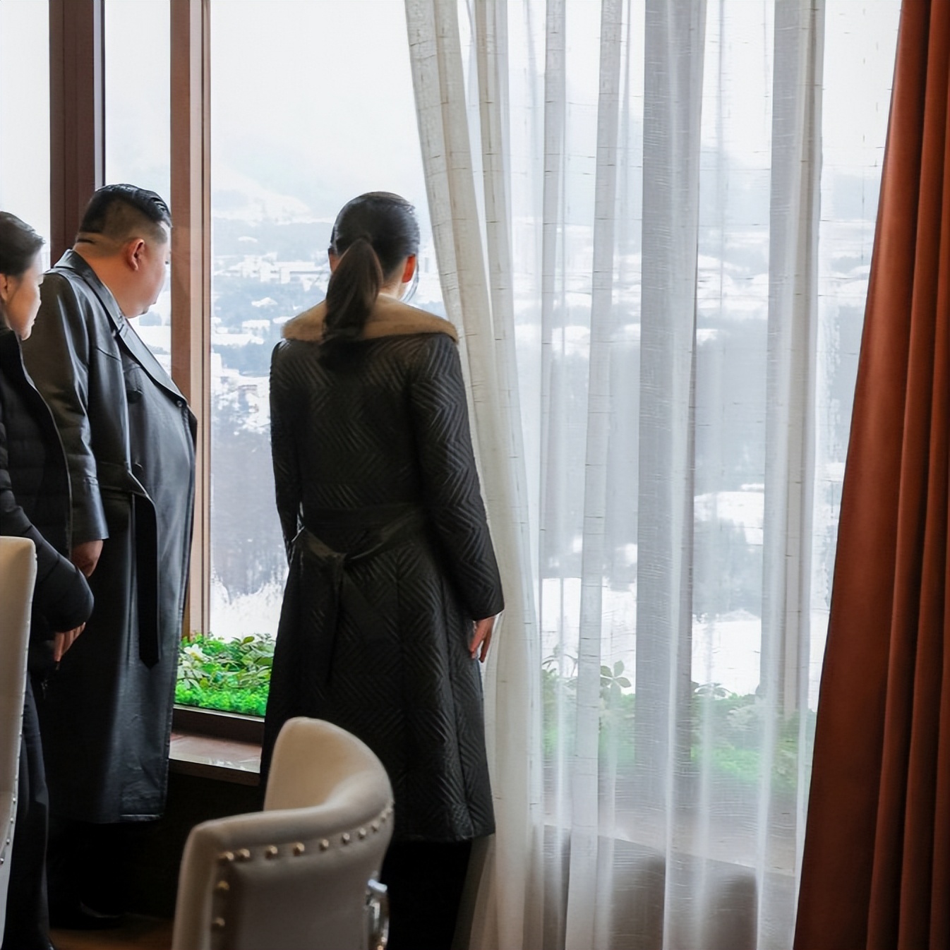 金正恩带闺女视察核潜艇制造！12岁千金穿皮草大衣真霸气，太吸睛__金正恩带闺女视察核潜艇制造！12岁千金穿皮草大衣真霸气，太吸睛