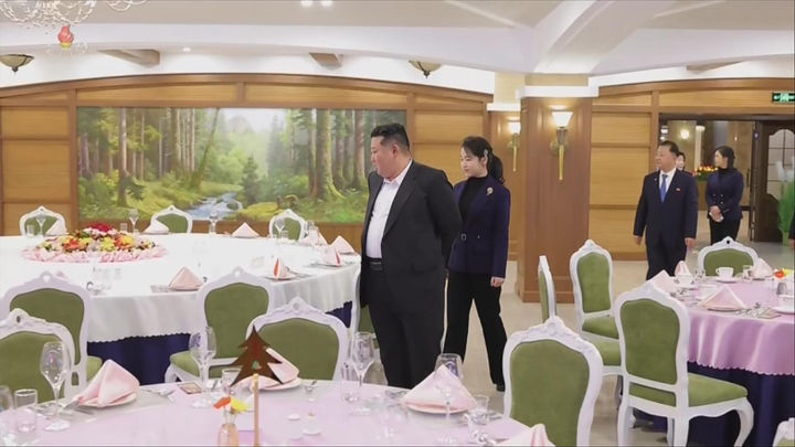 金正恩带闺女视察核潜艇制造！12岁千金穿皮草大衣真霸气，太吸睛_金正恩带闺女视察核潜艇制造！12岁千金穿皮草大衣真霸气，太吸睛_