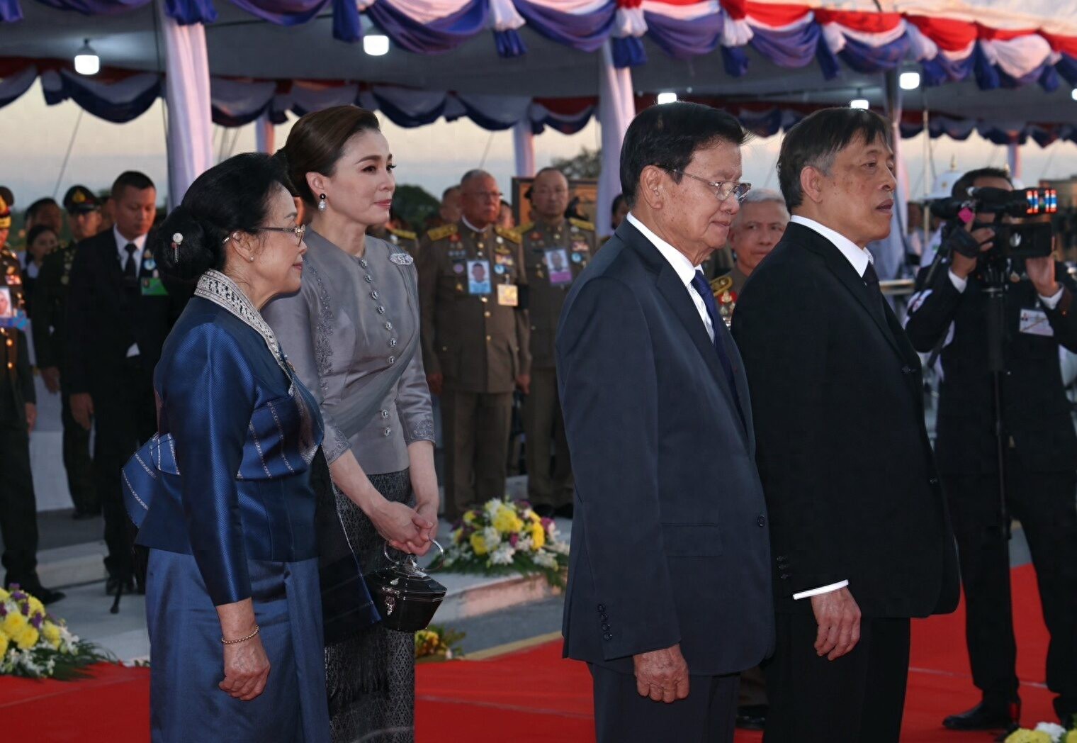 泰国王后和老挝第一夫人同框！苏提达不穿黑色了，银灰色泰服好美