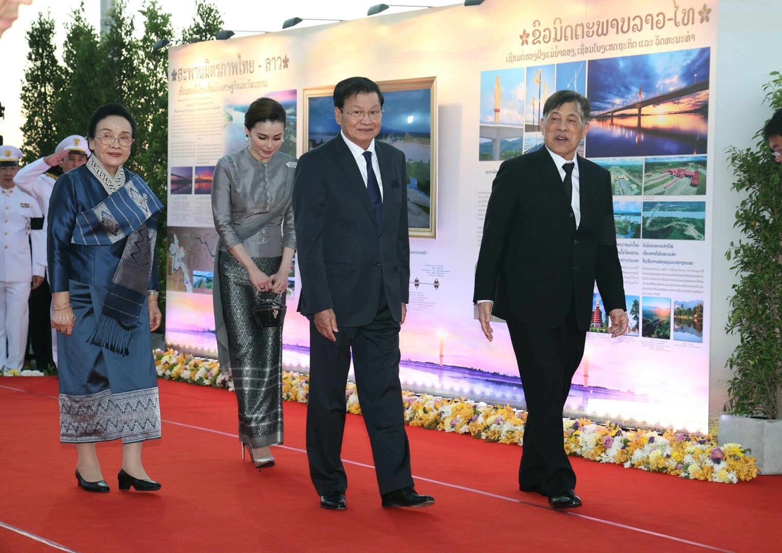 _泰王后苏提达最新消息_泰国国王与苏提达亲密照