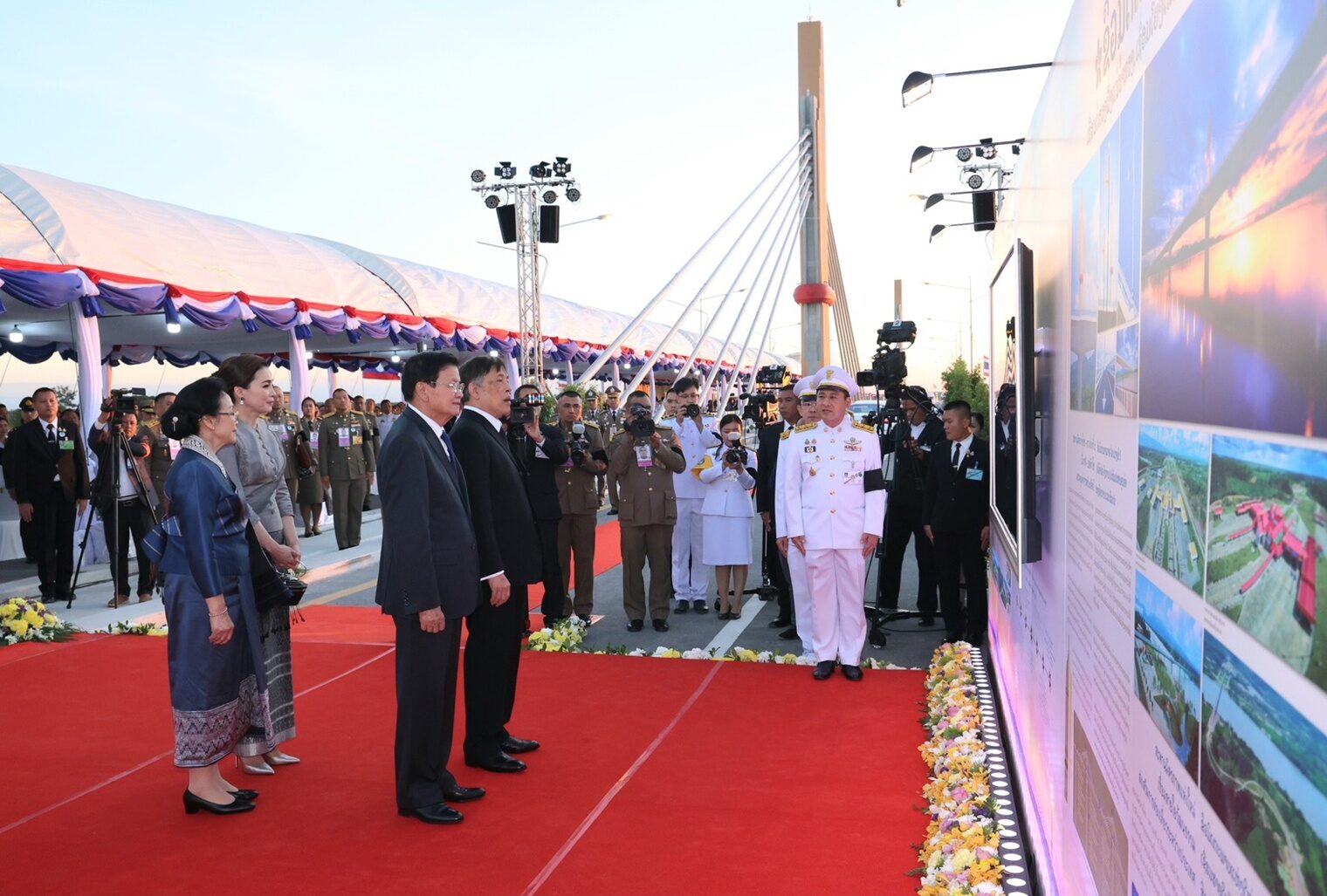 泰王后苏提达最新消息_泰国国王与苏提达亲密照_