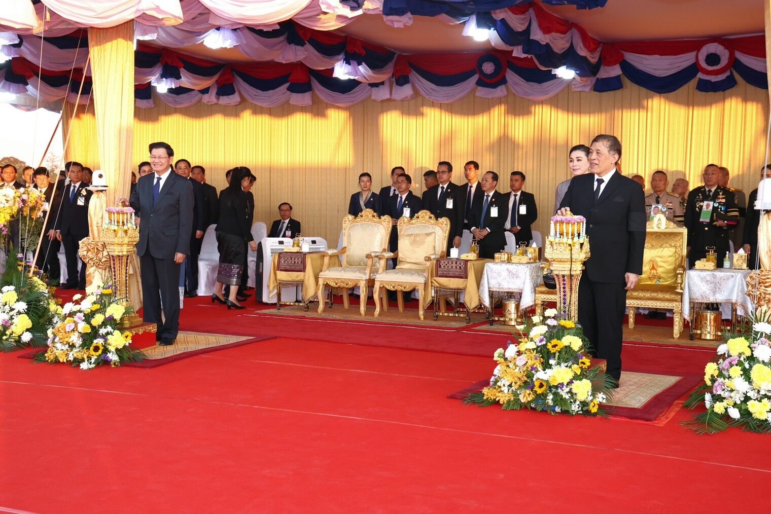 _泰王后苏提达最新消息_泰国国王与苏提达亲密照