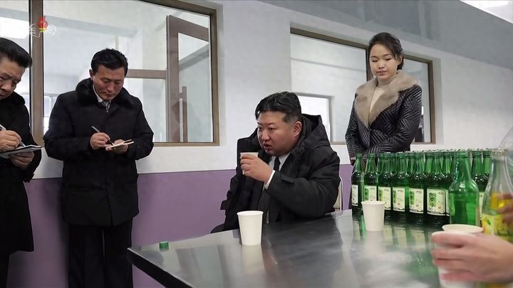 _12岁朝鲜第一千金又和爸妈一起亮相啦！母女穿皮草大衣，太贵气了_12岁朝鲜第一千金又和爸妈一起亮相啦！母女穿皮草大衣，太贵气了