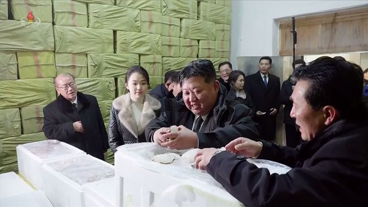 12岁朝鲜第一千金又和爸妈一起亮相啦！母女穿皮草大衣，太贵气了__12岁朝鲜第一千金又和爸妈一起亮相啦！母女穿皮草大衣，太贵气了