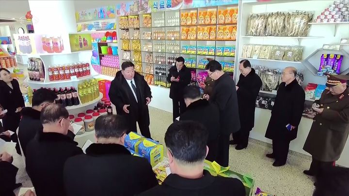 _12岁朝鲜第一千金又和爸妈一起亮相啦！母女穿皮草大衣，太贵气了_12岁朝鲜第一千金又和爸妈一起亮相啦！母女穿皮草大衣，太贵气了