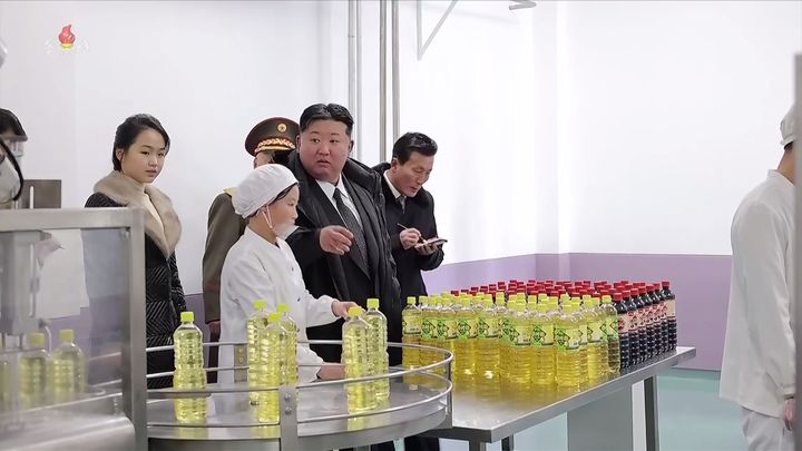 12岁朝鲜第一千金又和爸妈一起亮相啦！母女穿皮草大衣，太贵气了_12岁朝鲜第一千金又和爸妈一起亮相啦！母女穿皮草大衣，太贵气了_