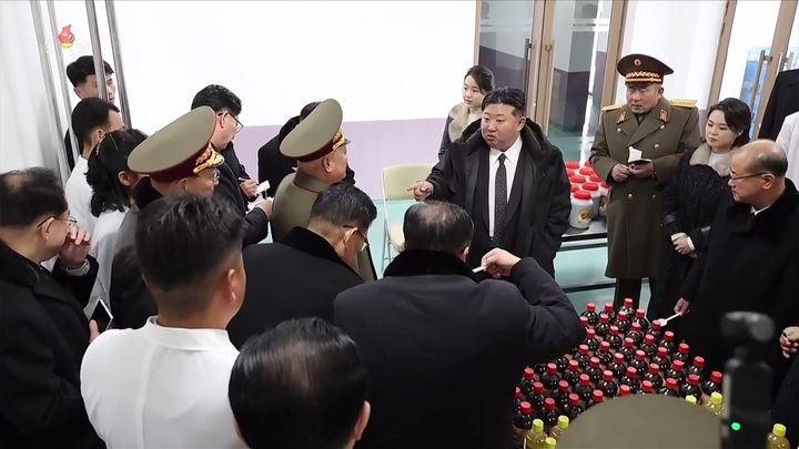 _12岁朝鲜第一千金又和爸妈一起亮相啦！母女穿皮草大衣，太贵气了_12岁朝鲜第一千金又和爸妈一起亮相啦！母女穿皮草大衣，太贵气了