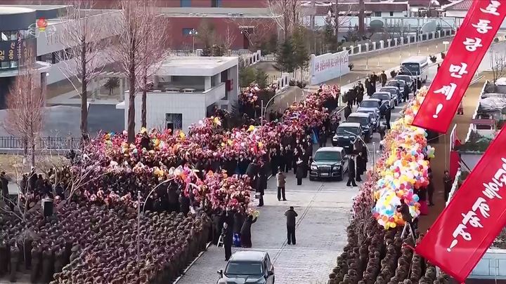12岁朝鲜第一千金又和爸妈一起亮相啦！母女穿皮草大衣，太贵气了_12岁朝鲜第一千金又和爸妈一起亮相啦！母女穿皮草大衣，太贵气了_