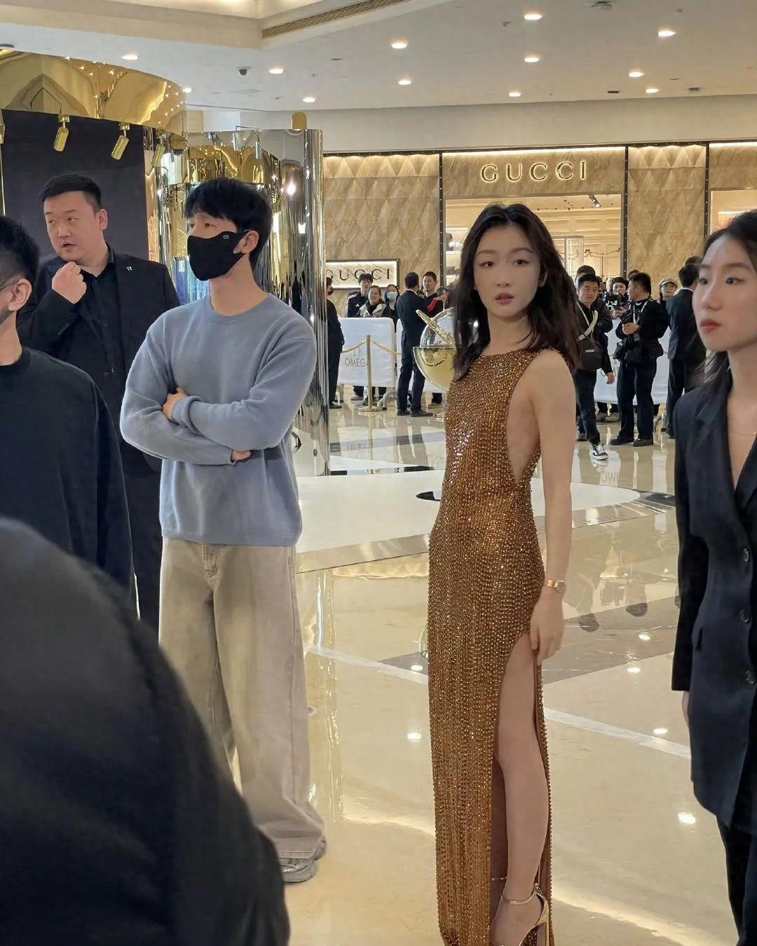 33岁周冬雨增肥后大变样！穿高开衩抹胸裙女人味十足，像换了个人