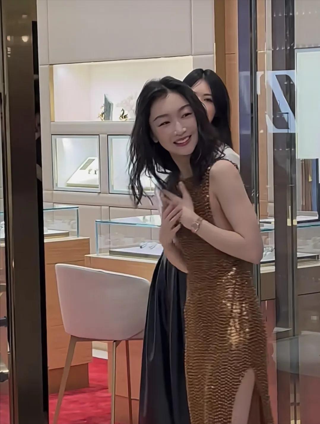 周冬雨裙装_周冬雨的裙子_