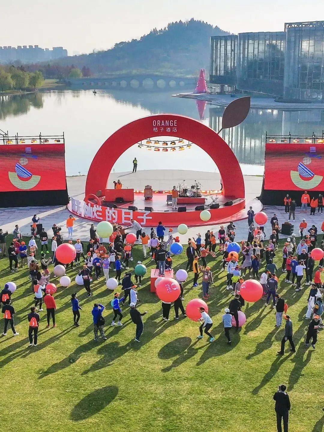 年终开户外蹦迪桔，桔子酒店“疯”了？