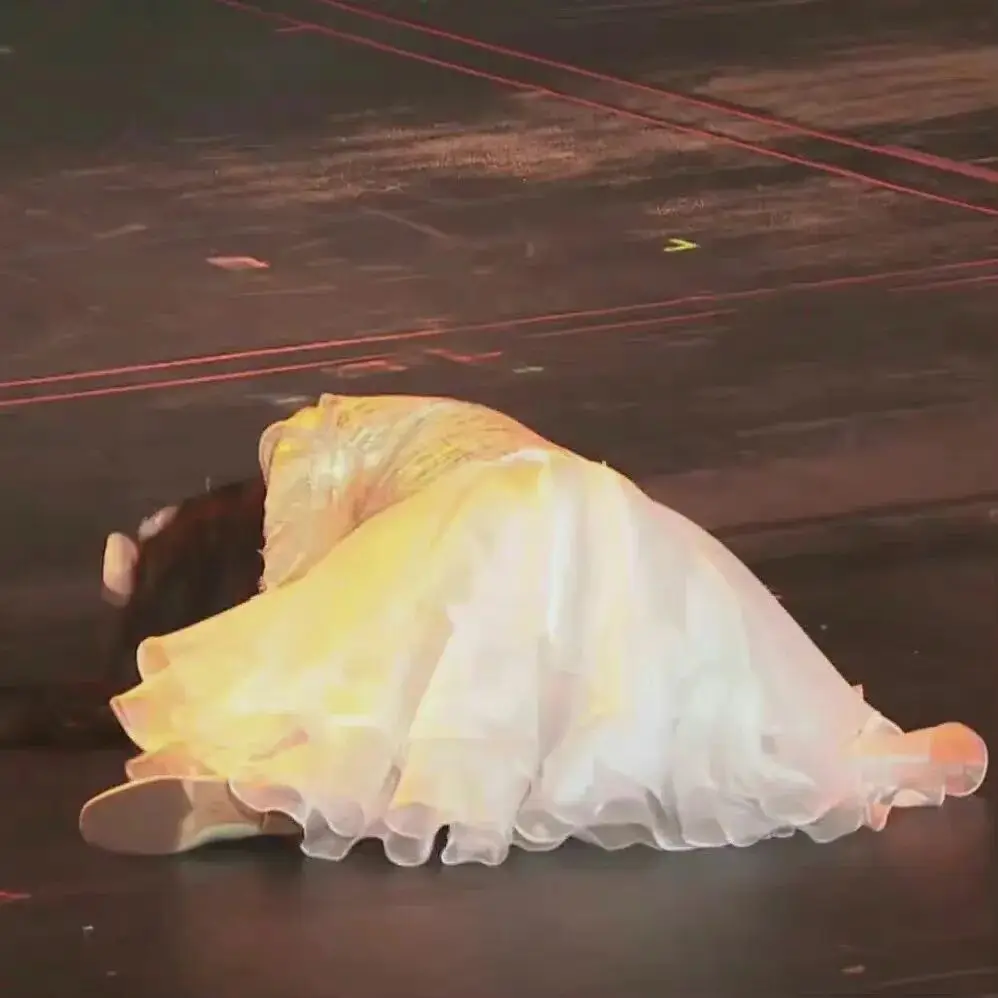 顶流女星,困在“卖身契”里__顶流女星,困在“卖身契”里