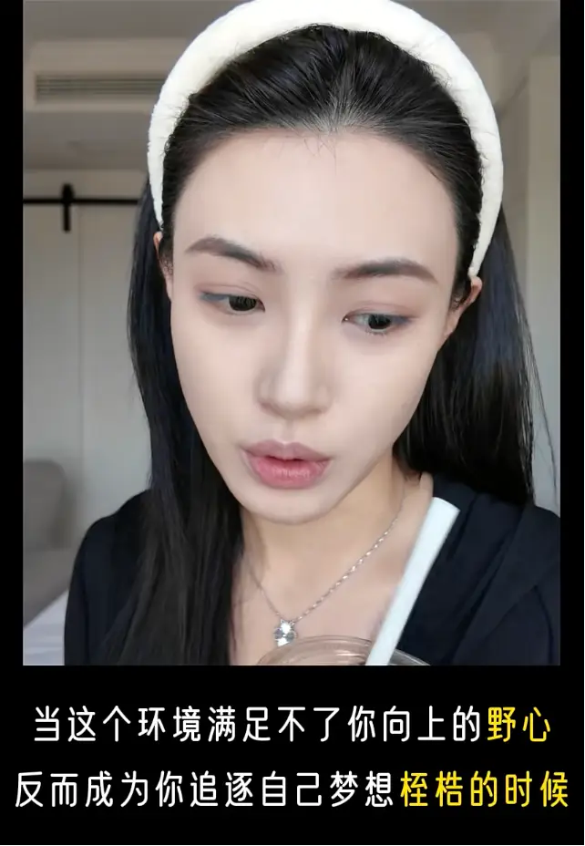 顶流女星,困在“卖身契”里__顶流女星,困在“卖身契”里