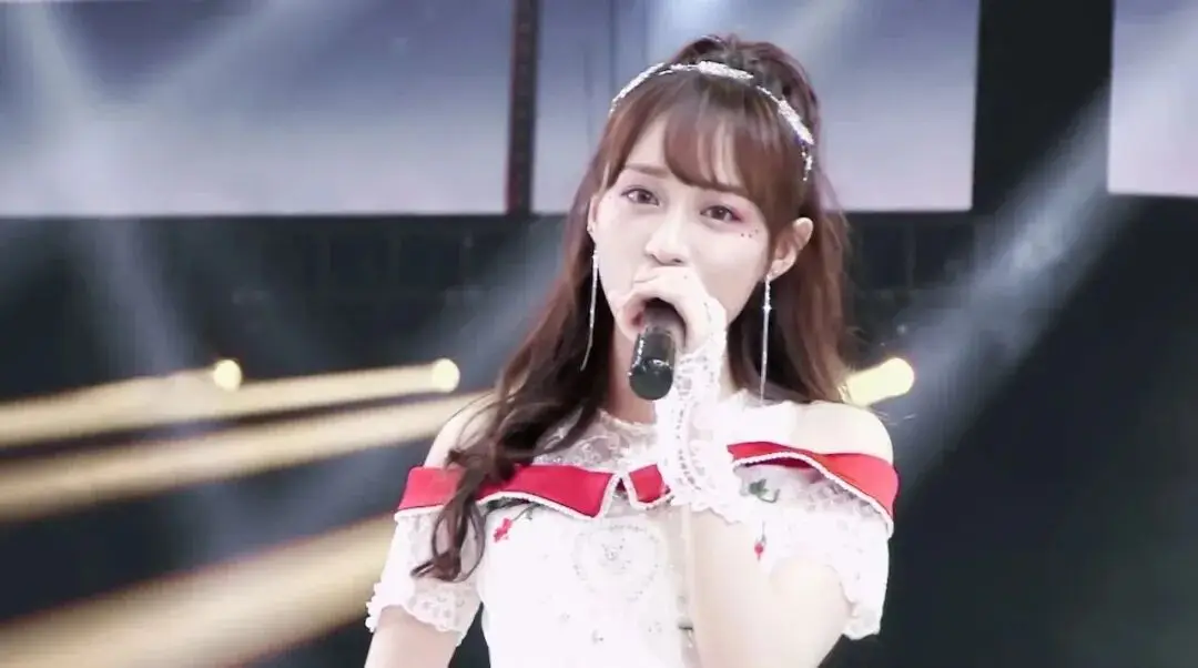 顶流女星,困在“卖身契”里_顶流女星,困在“卖身契”里_