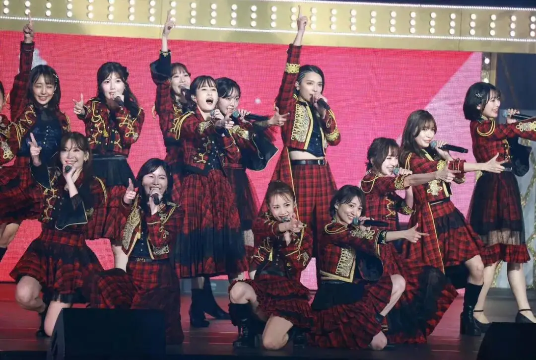 _顶流女星,困在“卖身契”里_顶流女星,困在“卖身契”里