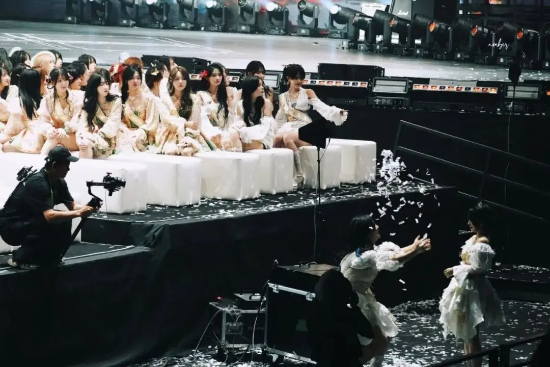 _顶流女星,困在“卖身契”里_顶流女星,困在“卖身契”里