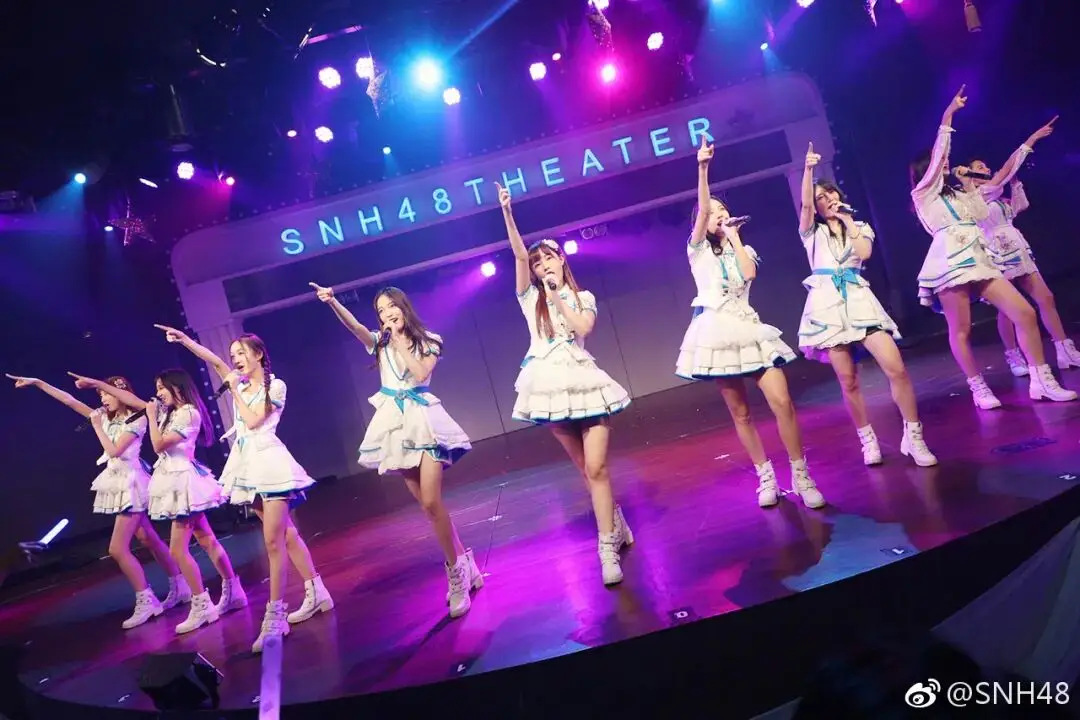 顶流女星,困在“卖身契”里_顶流女星,困在“卖身契”里_