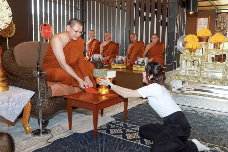 诗妮娜贵妃陪提帮功小王子营业！穿泰服跪趴着身材太绝，非常惊艳__诗妮娜贵妃陪提帮功小王子营业！穿泰服跪趴着身材太绝，非常惊艳