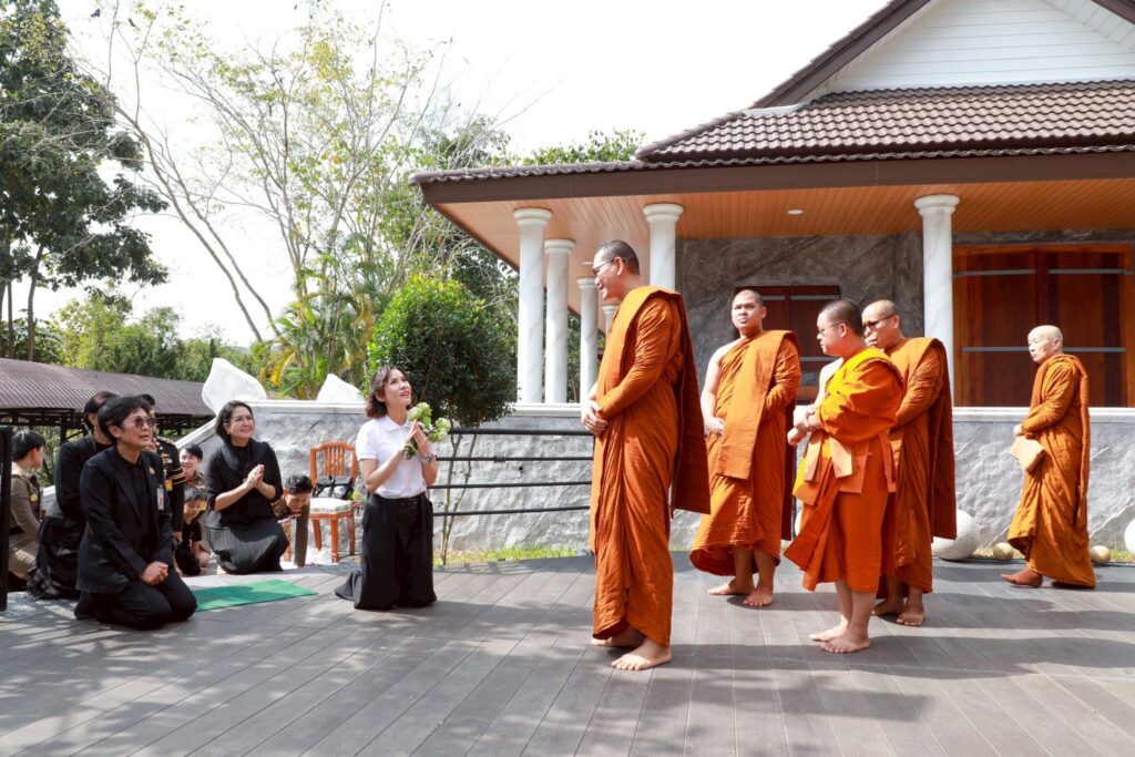 诗妮娜贵妃陪提帮功小王子营业！穿泰服跪趴着身材太绝，非常惊艳__诗妮娜贵妃陪提帮功小王子营业！穿泰服跪趴着身材太绝，非常惊艳