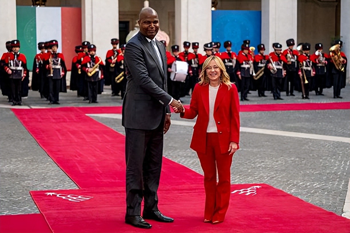 意大利美女总理欢迎莫桑比克总统！穿红西装太喜庆，最萌身高差啊
