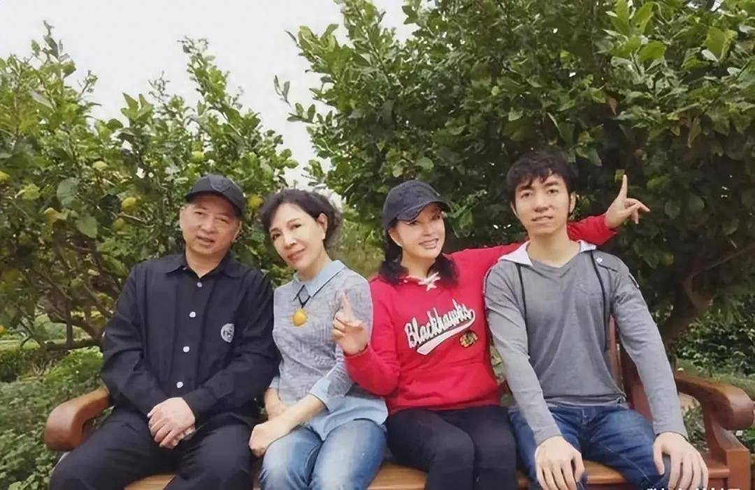 74岁刘晓庆出游被拍，68岁妹妹都成老太太，她却穿卫衣青春嫩成妹