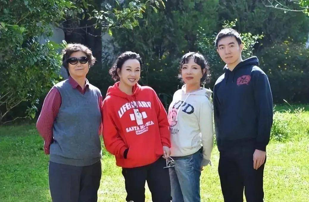 74岁刘晓庆出游被拍，68岁妹妹都成老太太，她却穿卫衣青春嫩成妹_74岁刘晓庆出游被拍，68岁妹妹都成老太太，她却穿卫衣青春嫩成妹_