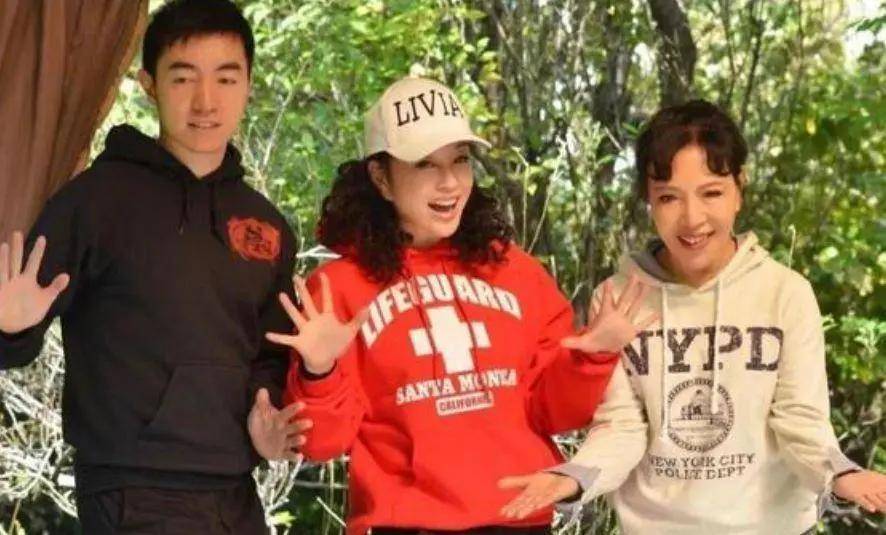 _74岁刘晓庆出游被拍，68岁妹妹都成老太太，她却穿卫衣青春嫩成妹_74岁刘晓庆出游被拍，68岁妹妹都成老太太，她却穿卫衣青春嫩成妹