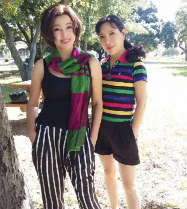 74岁刘晓庆出游被拍，68岁妹妹都成老太太，她却穿卫衣青春嫩成妹_74岁刘晓庆出游被拍，68岁妹妹都成老太太，她却穿卫衣青春嫩成妹_