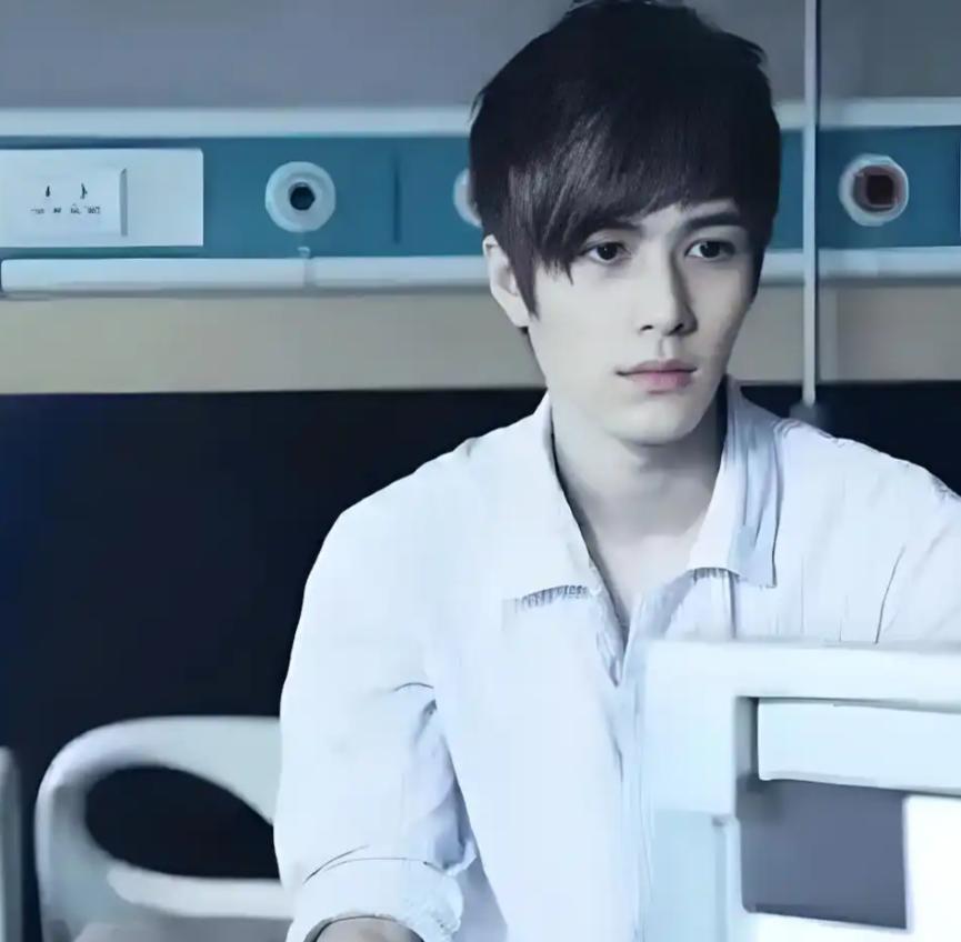 演员陈学冬:11部作品被下架,两年4次手术,今35岁生活无法自理__演员陈学冬:11部作品被下架,两年4次手术,今35岁生活无法自理