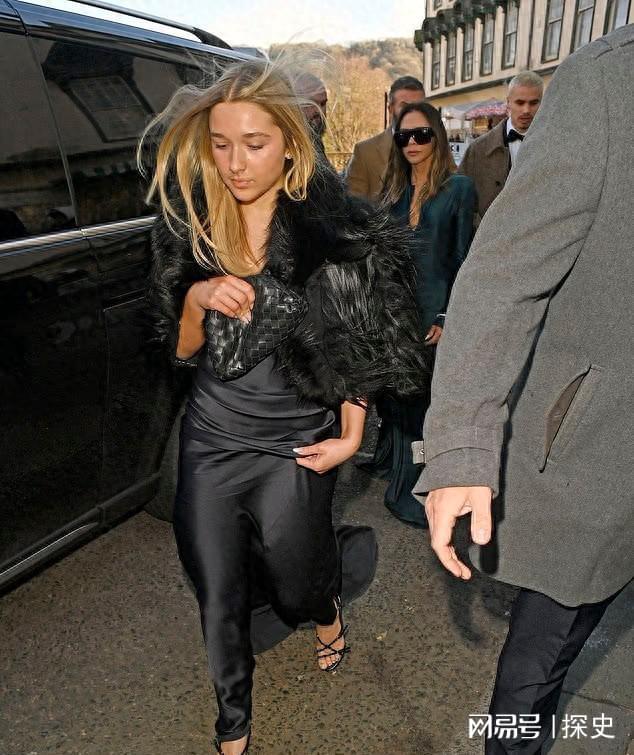 贝克汉姆一家出席婚礼！14岁的小七皮草配紧身裙变小贵妇，很惊艳