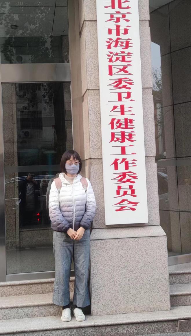 北大一副教授因右眼被注工业气受伤多年 案件重审后一审开庭:索赔406万余元